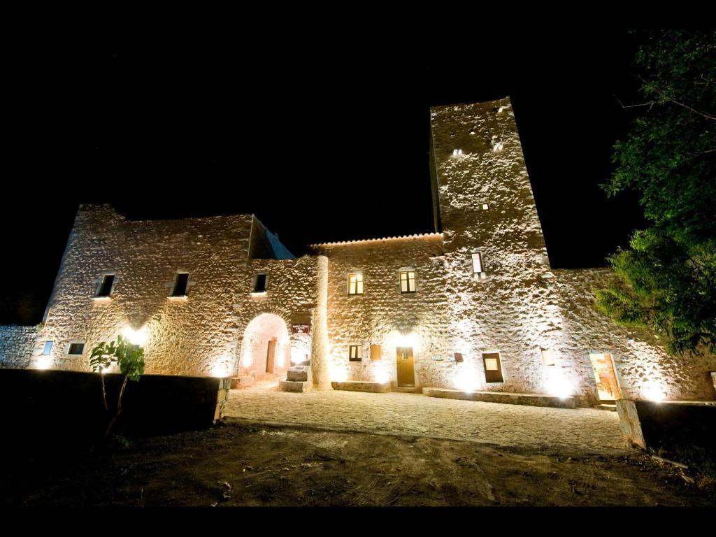 אפרטהוטל Pírgos Dhiroú Arapakis Historic Castle מראה חיצוני תמונה